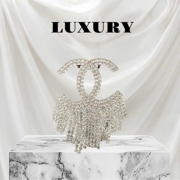 This exquisite rhinestone brooch is a stunning accessory to any outfits - Picture 2 of 2